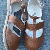 One of a kind vintage tan leather cut out t-bar / sandal - size US 12 kids