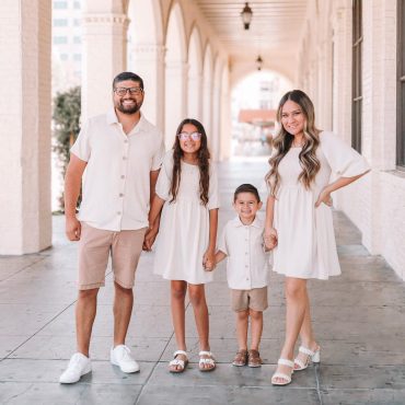 Family matching, family photoshoot, mommy and me, daddy and me, matched family, matched family shirts, matching outfits, gift mom and dad