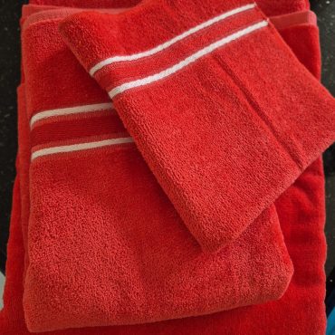 Vintage deep cherry red utica pipeline vintage 2 towels and matching washcloth