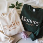 Daddy & Mommy Custom Sweatshirt – Embroidered Baby Name on Sleeve, Unique Gift for Parents, Matching Family Outfit, Gift For Mom, Dad