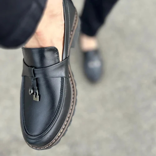 Black Leather Loafers: Comfortable Slip-on Style